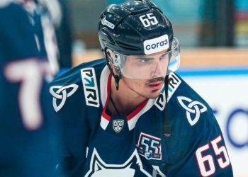 Нападающий «Нефтехимика» помог детской районной больнице в Нижнекамске