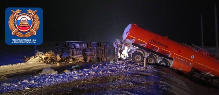 На трассе под Нижнекамском бензовоз столкнулся с мусоровозом