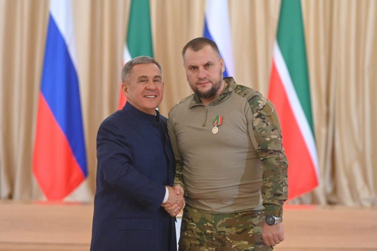 Минниханов вручил медаль ордена «За заслуги перед РТ» зампреду ТИК Менделеевского района