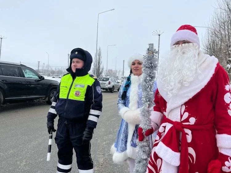 В Нижнекамске Дед Мороз и Снегурочка останавливали водителей и вручали подарки