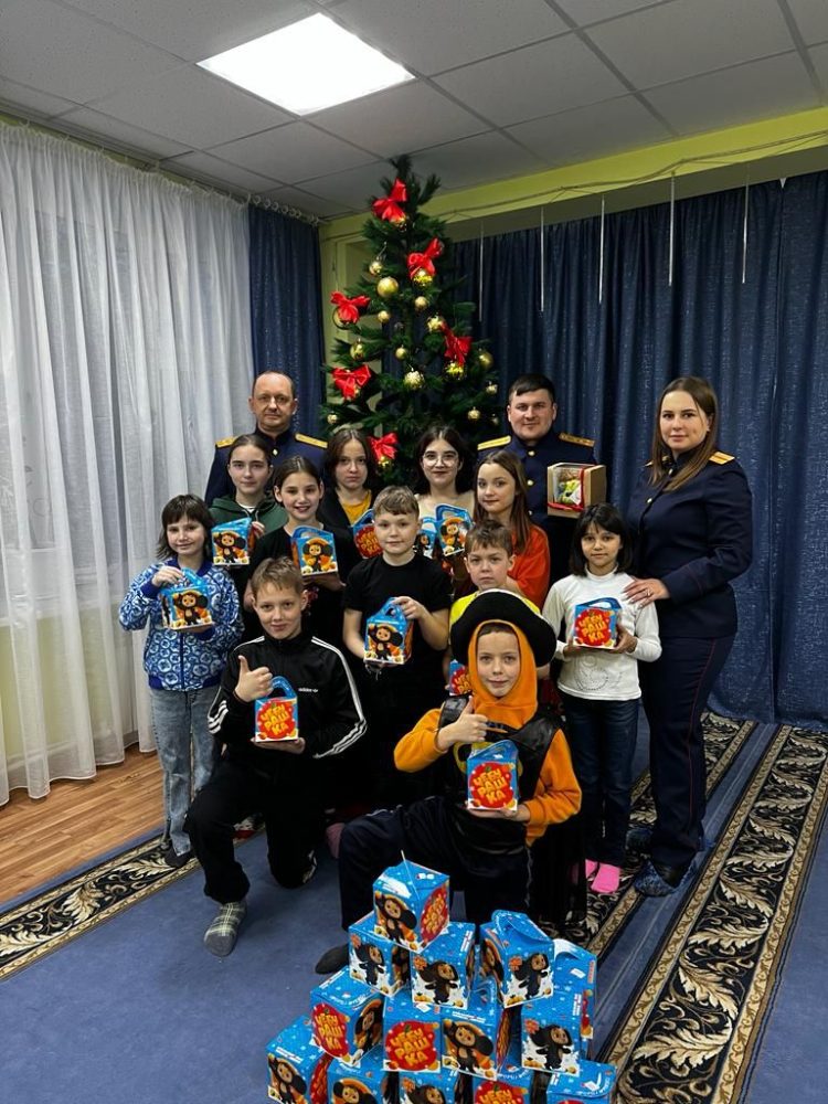Сотрудники следственного отдела Бугульмы поздравили с Новым годом воспитанников соцприюта