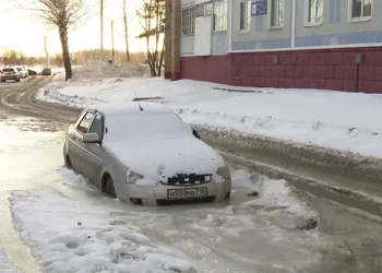 В Нижнекамске автомобиль вмерз в лед