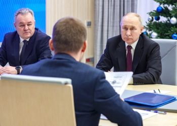 ЦИК принял у Путина документы для выдвижения на выборах президента