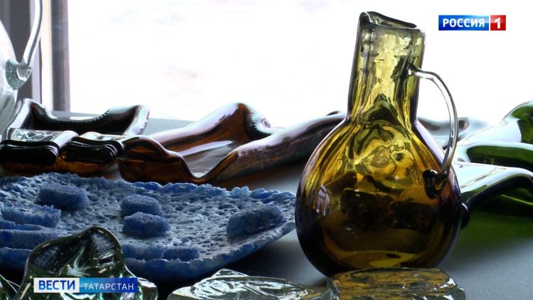 В Свияжске стартовали открытые мастер-классы по выдуванию новогодних украшений