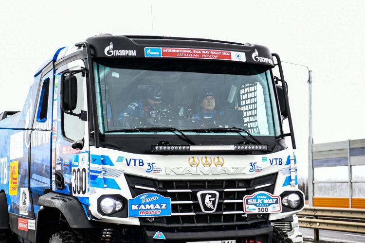 Минниханов прибыл на открытие участка М12 «Восток» до Казани на гоночном грузовике «КАМАЗ»
