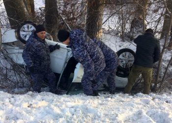 В Татарстане росгвардейцы помогли попавшему в ДТП водителю