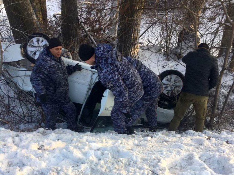В Татарстане росгвардейцы помогли попавшему в ДТП водителю