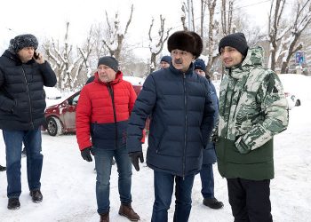 Власти Казани поручили усилить работу по очистке дорог от снега