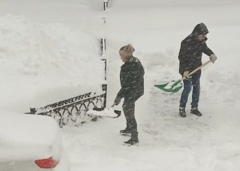 В Заинске жители многоквартирных домов помогают дворникам расчищать снег