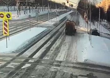 В Нижнекамске водитель «КАМАЗа» проехал на красный и сбил ребенка на зебре