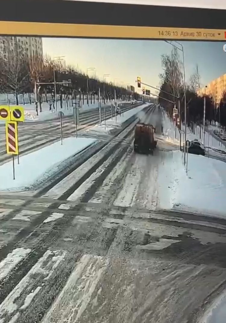 В Нижнекамске водитель «КАМАЗа» проехал на красный и сбил ребенка на зебре