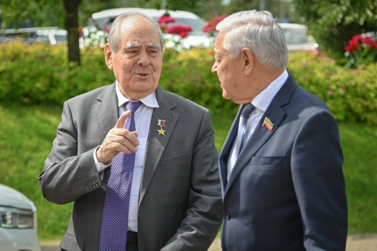 Мухаметшин поздравил Шаймиева с днем рождения