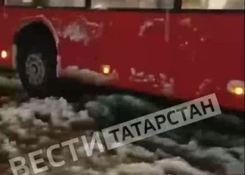 В Казани из-за порыва водопровода на Краснодонской автобусы не могут проехать