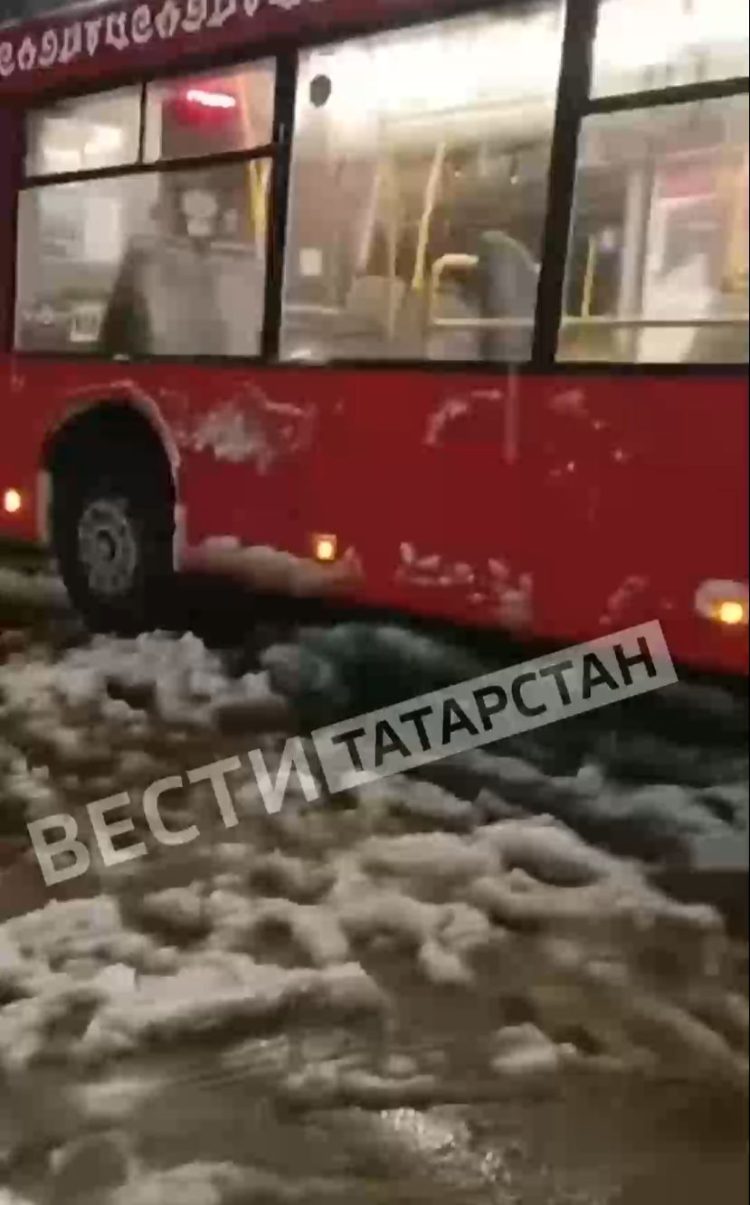 В Казани из-за порыва водопровода на Краснодонской автобусы не могут проехать