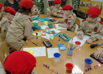 В Нижнекамске воспитанники детского сада написали письма бойцам СВО