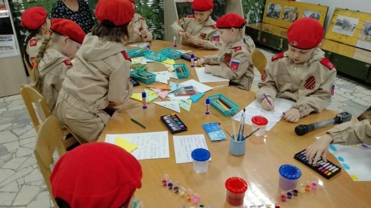 В Нижнекамске воспитанники детского сада написали письма бойцам СВО