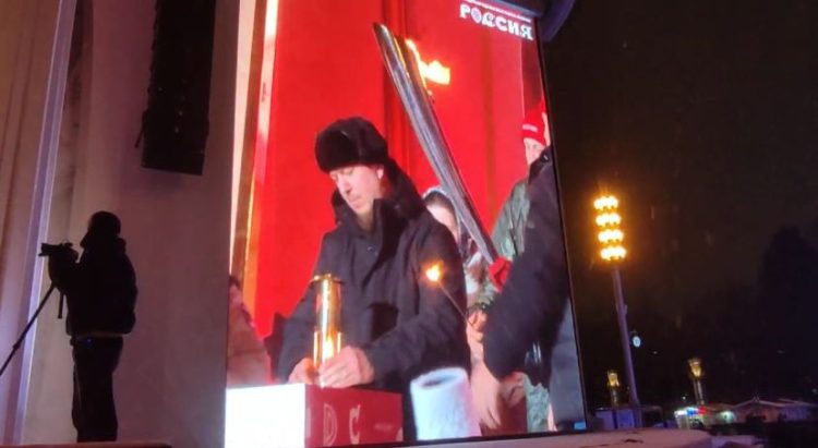 Молодожены из Казани привезли семейный огонь с выставки «Россия»