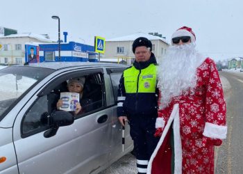 В Аксубаево госавтоинспекторы поздравили водителей с Новым годом