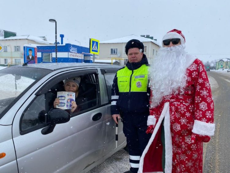 В Аксубаево госавтоинспекторы поздравили водителей с Новым годом