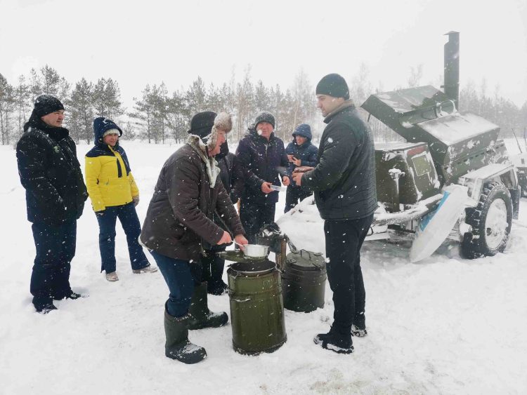 В Елабужском районе для водителей, застрявших на трассе, организовали пункты питания и обогрева