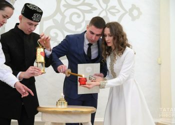 В Казани молодоженам передали семейный огонь из Мурома