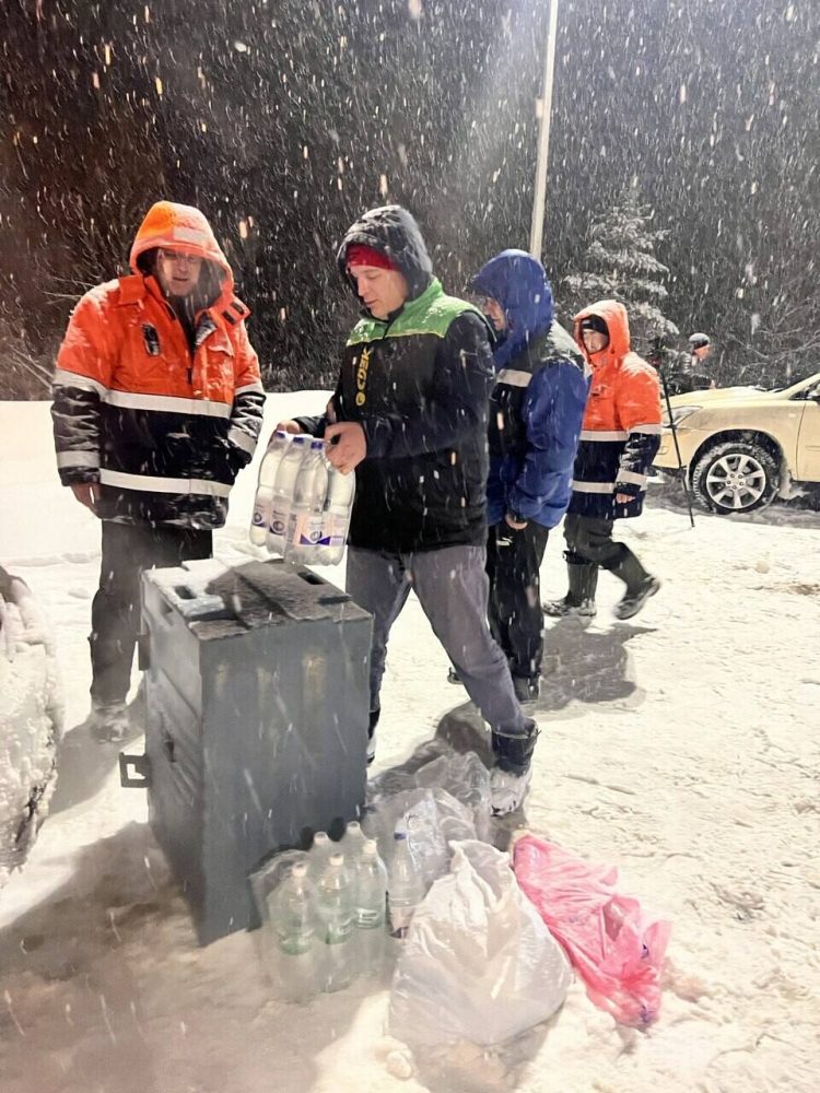 В Татарстане дорожники помогают водителям на трассе М7 во время сильных снегопадов