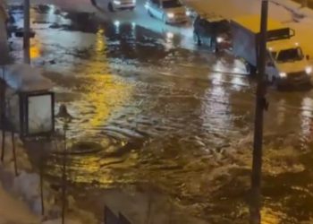 В Казани вновь прорвало трубу на ул. Амирхана