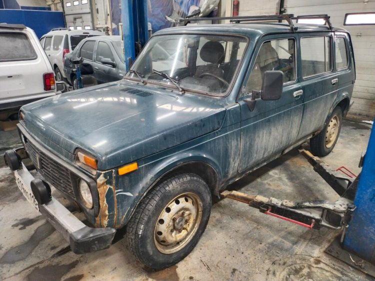 Семья из Нижнекамска передала автомобиль бойцам СВО