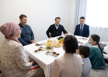 Метшин посетил новоселов Салават Купере