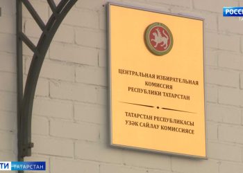 Полицейский Дед Мороз передает подарки семьям Казани