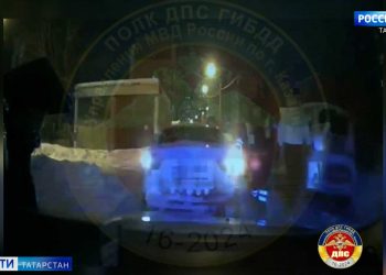 Полицейский Дед Мороз передает подарки семьям Казани