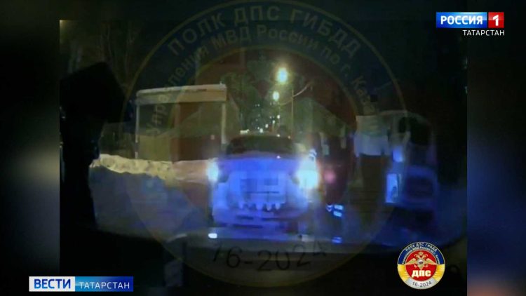 Полицейский Дед Мороз передает подарки семьям Казани