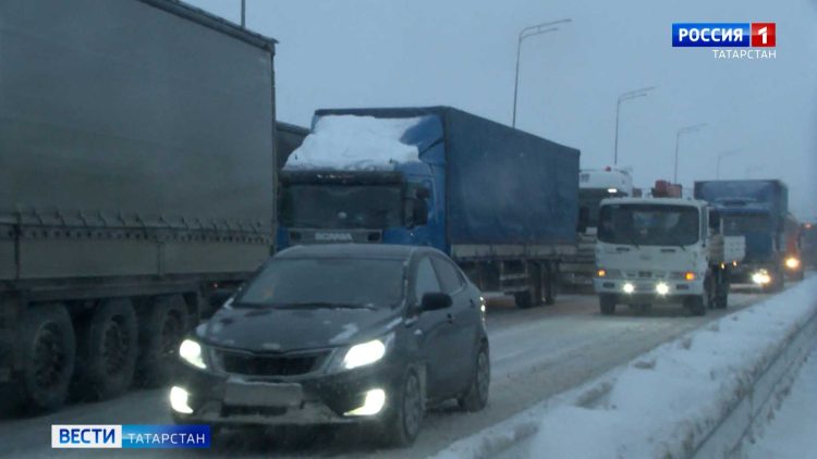 В Татарстане на трассе из-за непогоды ограничили движение для большегрузов