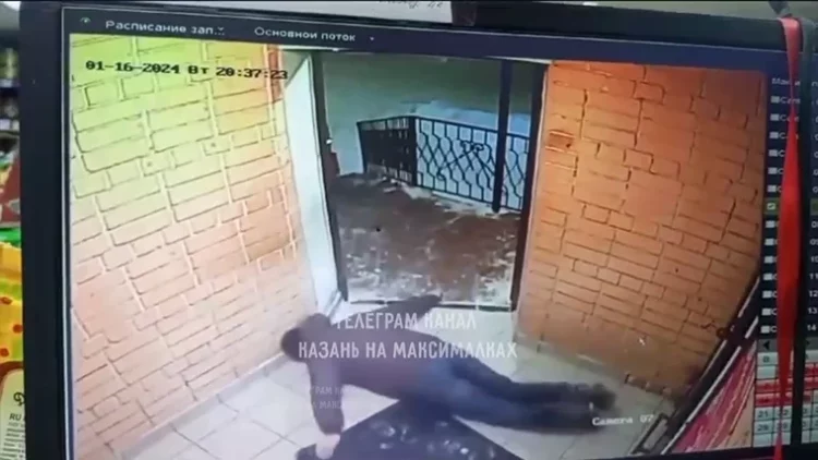 В Зеленодольске мужчина упал на пороге магазина и скончался