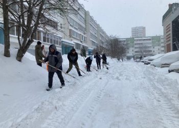Челнинцы помогли дворникам убрать снег
