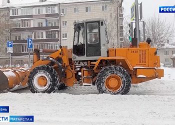 Метшин заявил, что в Казани не хватает спецтехники, чтобы справиться с последствиями снегопада