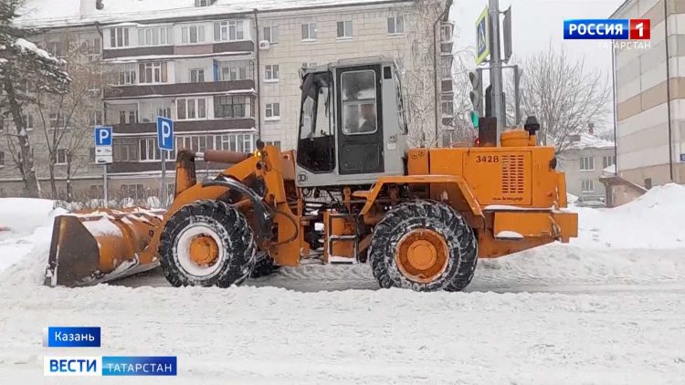 Метшин заявил, что в Казани не хватает спецтехники, чтобы справиться с последствиями снегопада