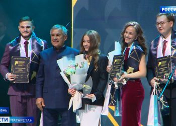 Минниханов вручил гран-при победителю премии «Студент года РТ 2023»