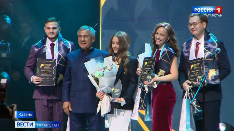 Минниханов вручил гран-при победителю премии «Студент года РТ 2023»