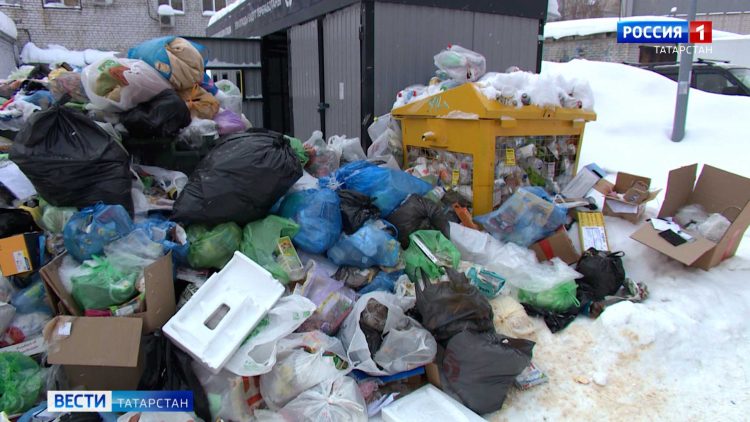 Казанцы жалуются на переполненные мусорные контейнеры