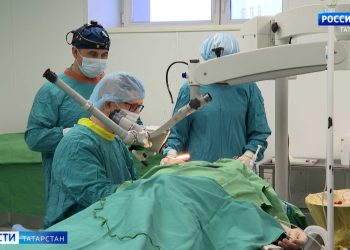 Медицинский гений: история врача, который в год проводит более шестисот операций по слуху