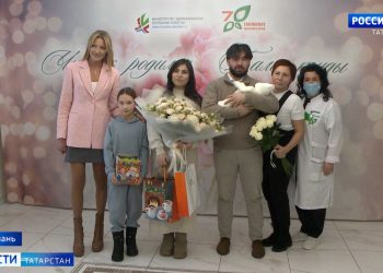 В Казани из роддома выписали первую девочку рожденную в 2024 году
