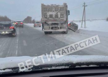 На трассе Казань-Оренбург произошло ДТП из-за гололедицы, машины улетели в кювет