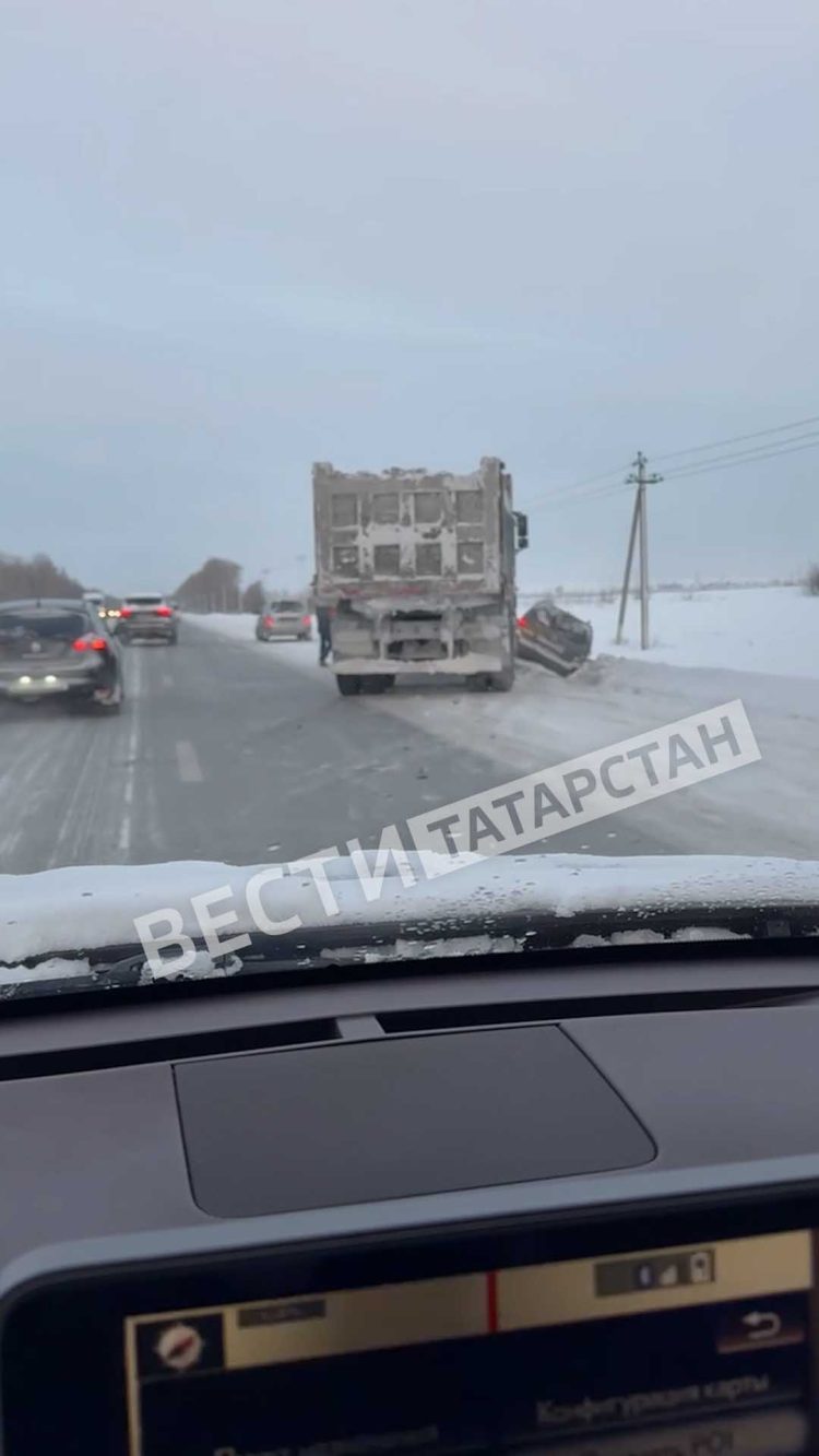 На трассе Казань-Оренбург произошло ДТП из-за гололедицы, машины улетели в кювет