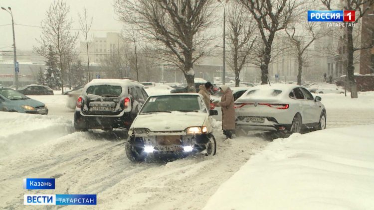 Казань в снежном плену: пробки, аварии и перебои в работе общественного транспорта