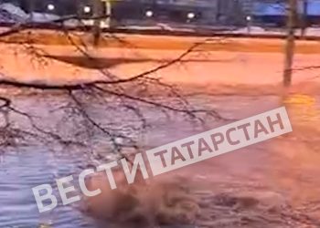 В Казани образовалась река на ул. Амирхана из-за аварии