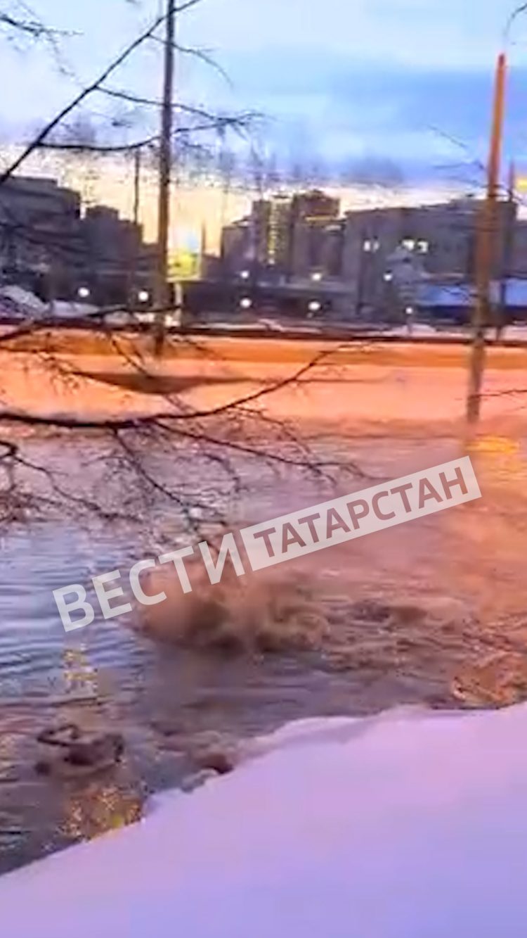В Казани образовалась река на ул. Амирхана из-за аварии