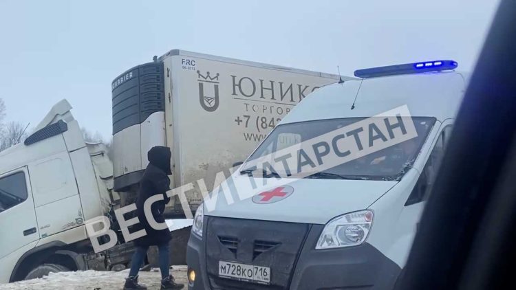 В Высокогорском районе произошло ДТП с участие бензовоза, фуры и легковушки
