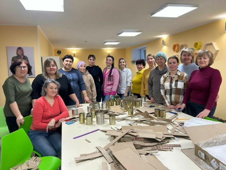 Мамы и жены участников СВО из Альметьевска изготовили окопные свечи для передовой