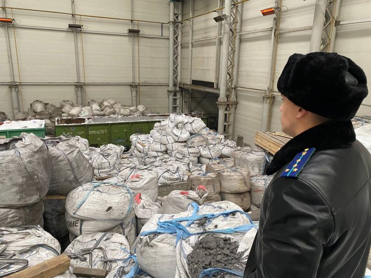 В Челнах при разгрузке вагонов насмерть придавило рабочего